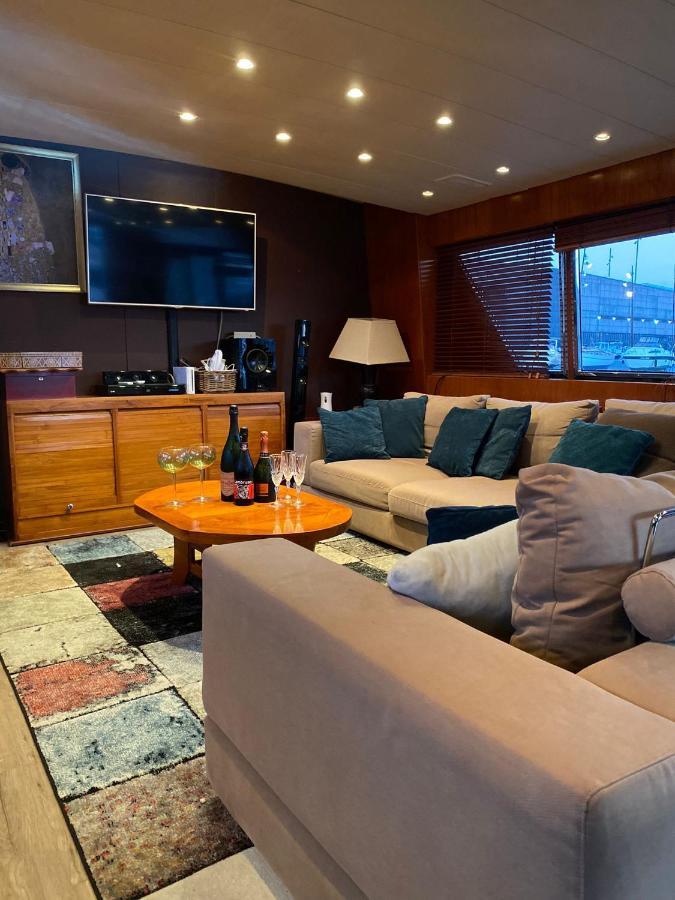 Отель Amazing Boat To Sleep In Barcelona Сан-Адриан-де-Бесос Экстерьер фото