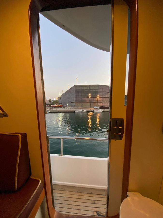 Отель Amazing Boat To Sleep In Barcelona Сан-Адриан-де-Бесос Экстерьер фото