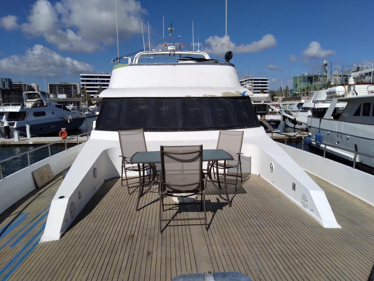 Отель Amazing Boat To Sleep In Barcelona Сан-Адриан-де-Бесос Экстерьер фото